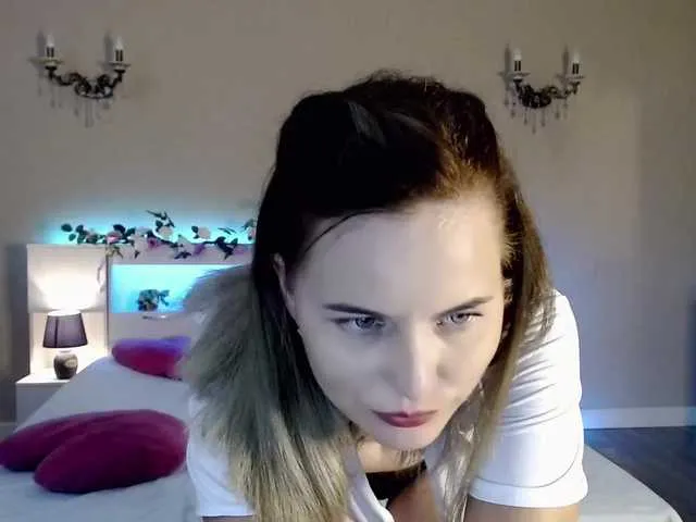 Live sex webcam photo for JessyRoss #275934805