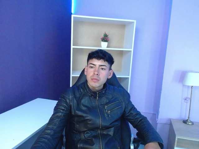 Live sex webcam photo for Jeydrian #275700196