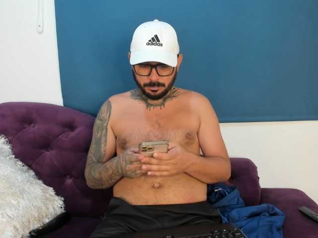 Live sex webcam photo for Jhonnybigdick927 #275978111