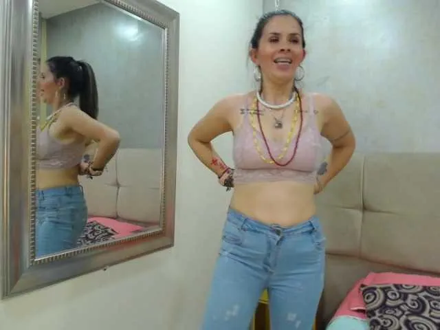 Live sex webcam photo for Jipsya #272156957