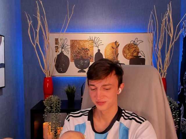 Live sex webcam photo for John-Mellow #290007134