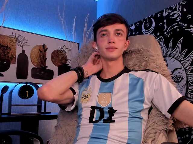 Live sex webcam photo for John-Mellow #290181239