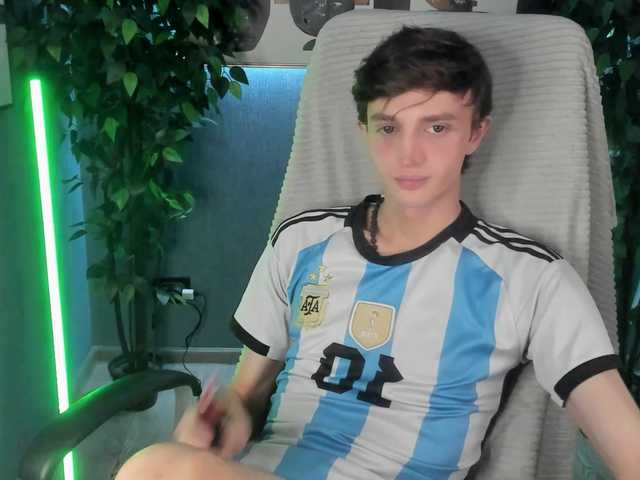 Live sex webcam photo for John-Mellow #292230174