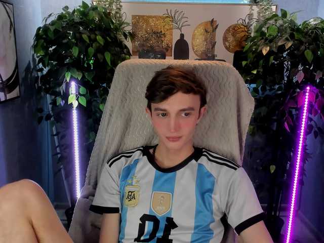 Live sex webcam photo for John-Mellow #292403407