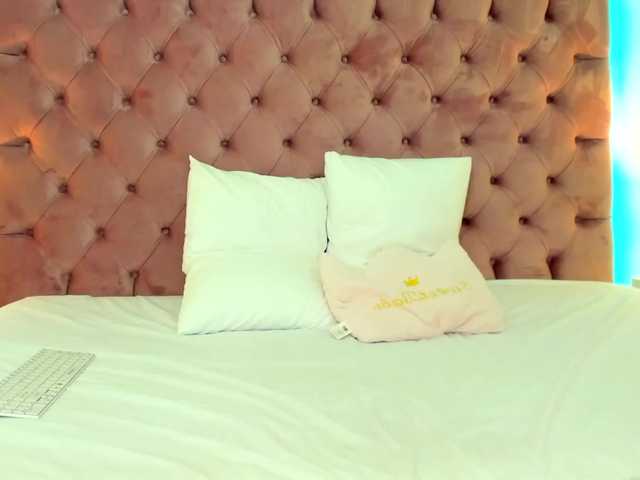 Live sex webcam photo for JordanHelen #275529562