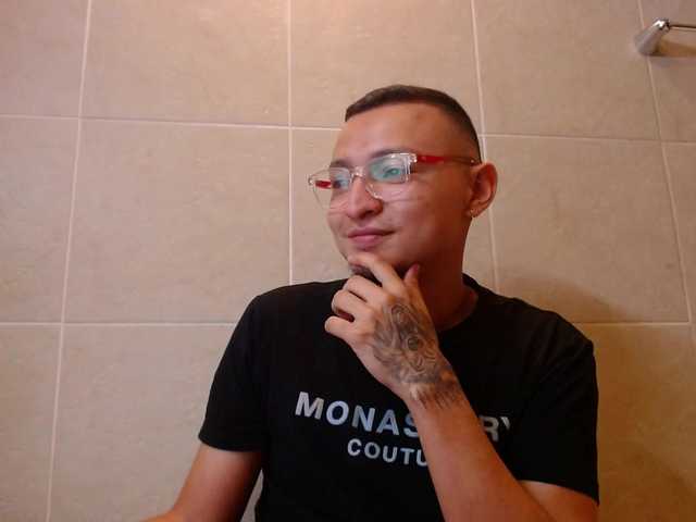 Live sex webcam photo for JoshuaDanger #277341473