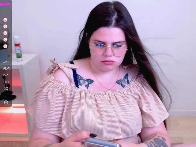 Live sex webcam photo for JoyOnee #273929570