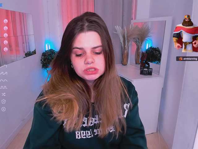 Live sex webcam photo for JoyOnee #277123917