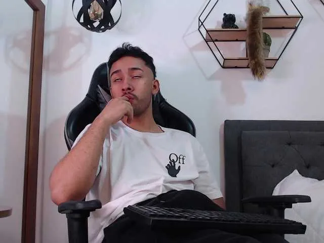 Live sex webcam photo for JuanDavid9-9 #275506250