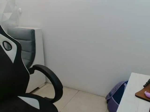 Live sex webcam photo for JuanitaRed3x #275910188