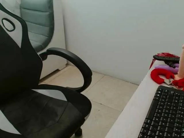 Live sex webcam photo for JuanitaRed3x #276055974