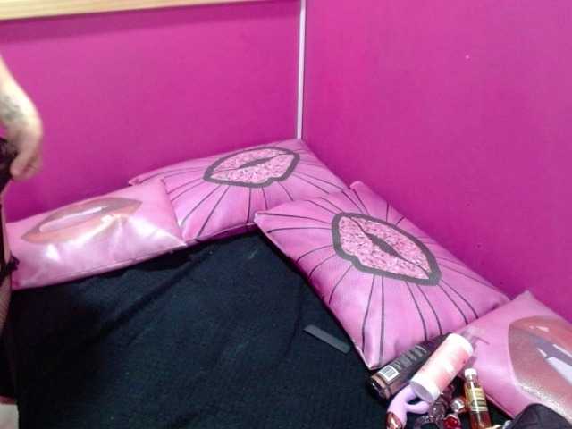 Live sex webcam photo for JuanitaRed3x #276695503