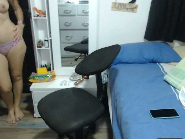 Live sex webcam photo for JuanitaWouti #278074921