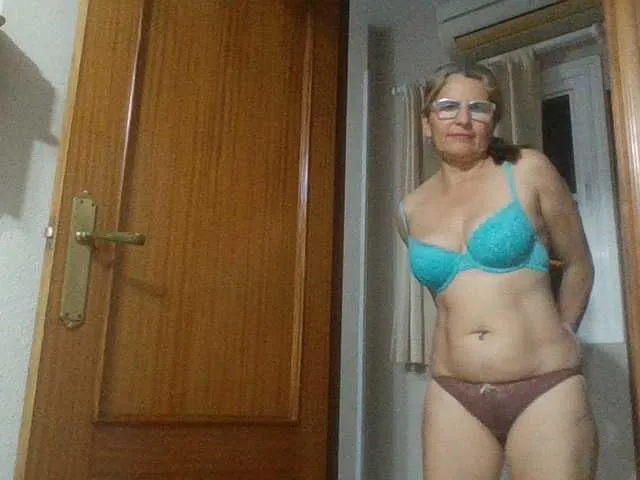 Live sex webcam photo for JuanitaWouti #290981477