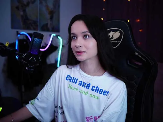 Live sex webcam photo for JuicyAngel #278114072