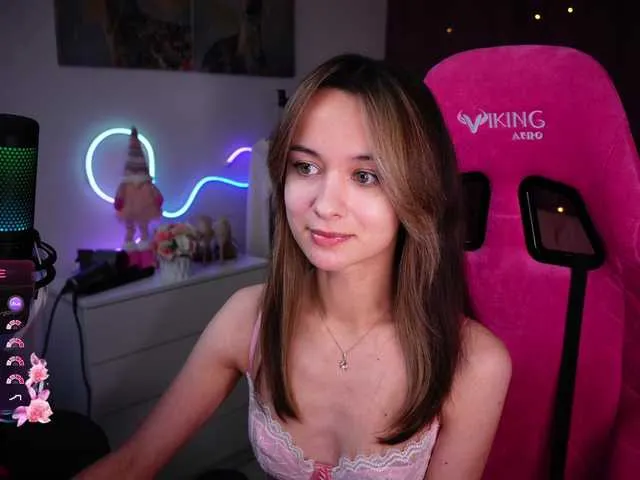 Live sex webcam photo for JuicyAngel #290162614