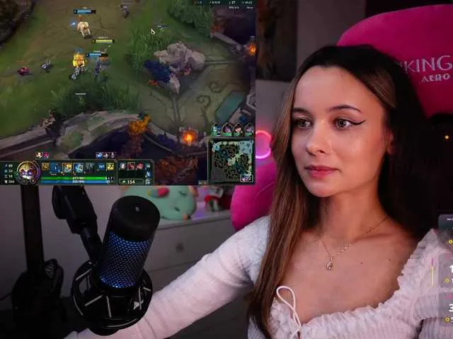 Live sex webcam photo for JuicyAngel #290741747