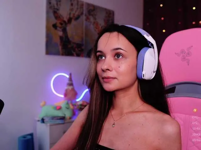 Live sex webcam photo for JuicyAngel #291648852