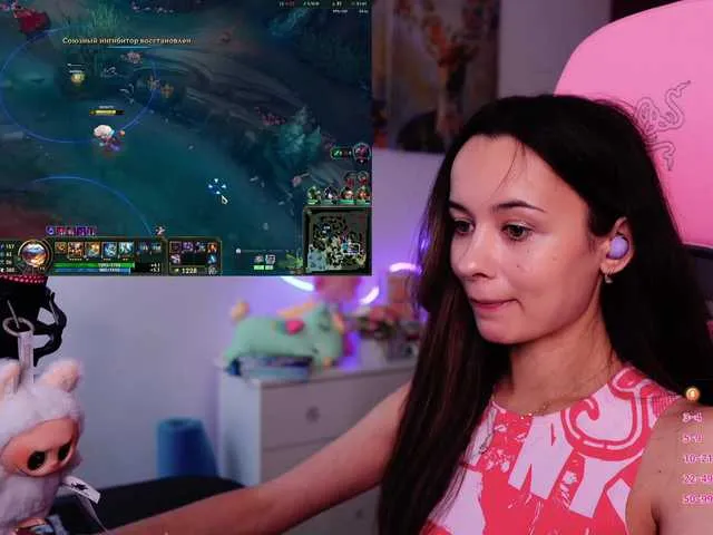 Live sex webcam photo for JuicyAngel #291687112