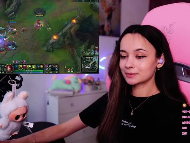 Live sex webcam photo for JuicyAngel #291751939