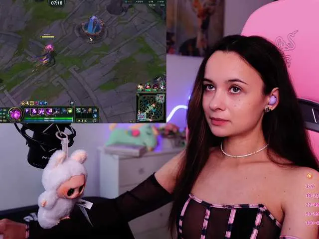 Live sex webcam photo for JuicyAngel #291759200