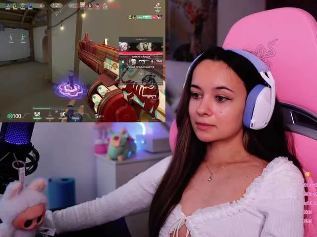 Live sex webcam photo for JuicyAngel #291845269