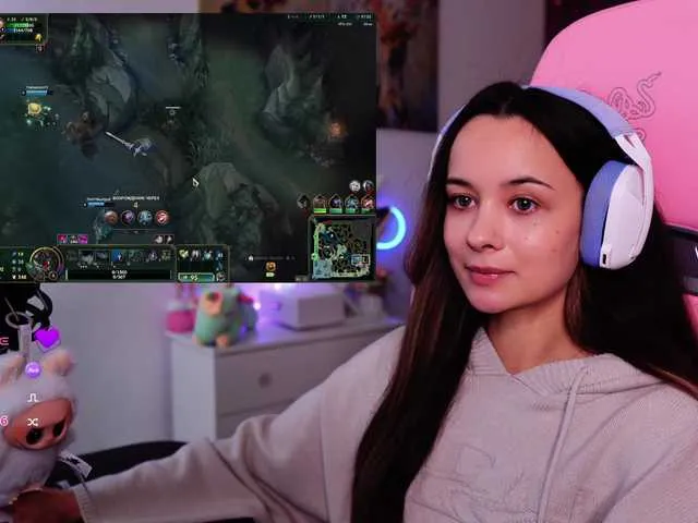 Live sex webcam photo for JuicyAngel #291886186