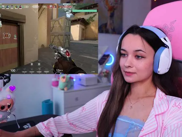 Live sex webcam photo for JuicyAngel #291967241