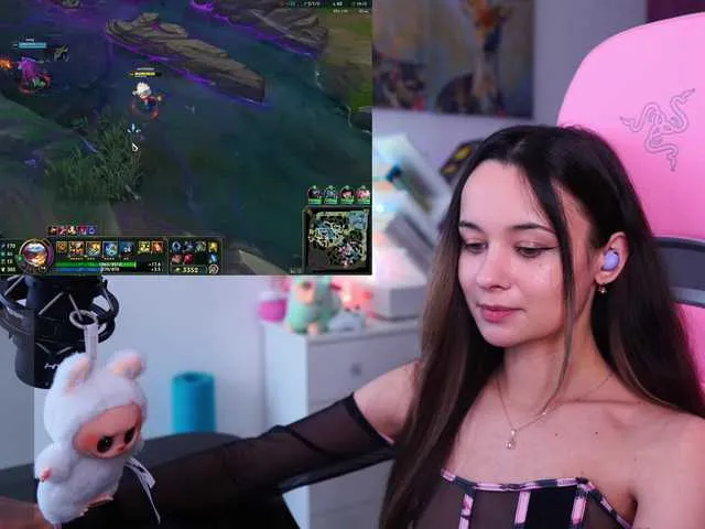 Live sex webcam photo for JuicyAngel #292209133