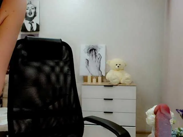 Live sex webcam photo for JuicyGloss #290685691