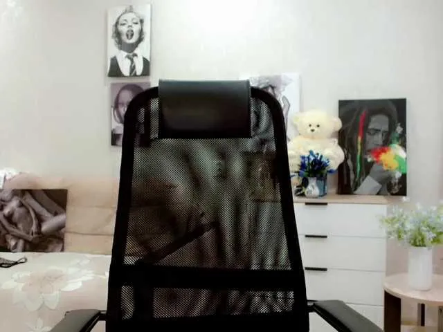 Live sex webcam photo for JuicyGloss #291089175
