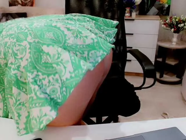 Live sex webcam photo for JuicyGloss #291933535