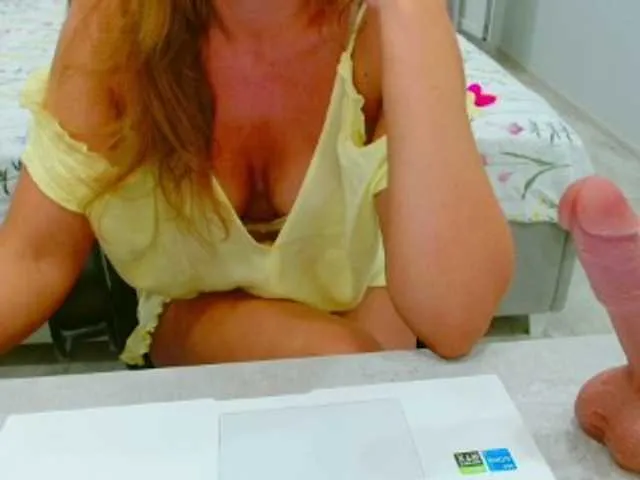 Live sex webcam photo for JuicyGloss #294014027