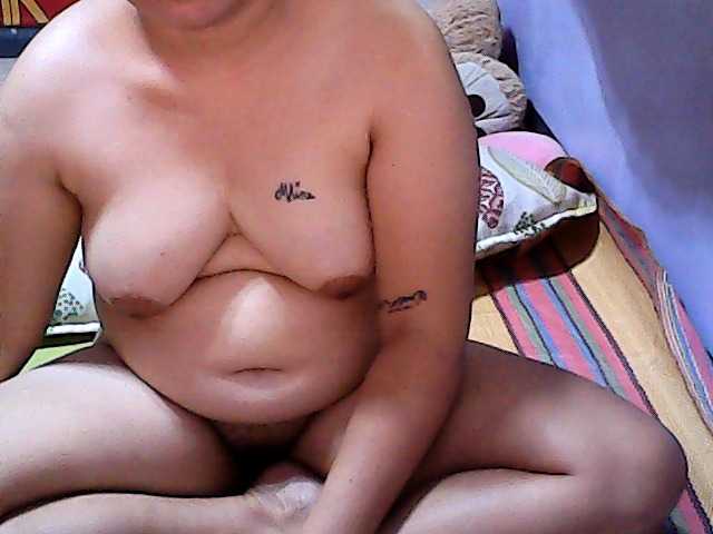 Live sex webcam photo for JuicyMom #277232811