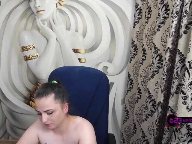 Live sex webcam photo for JuicyNella #273803373