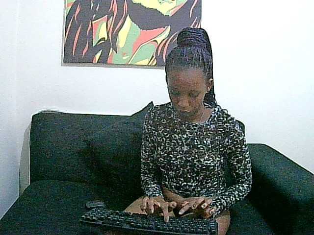 Live sex webcam photo for JuicyP2001 #271765528