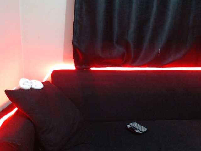 Live sex webcam photo for JuicyP2001 #272416577