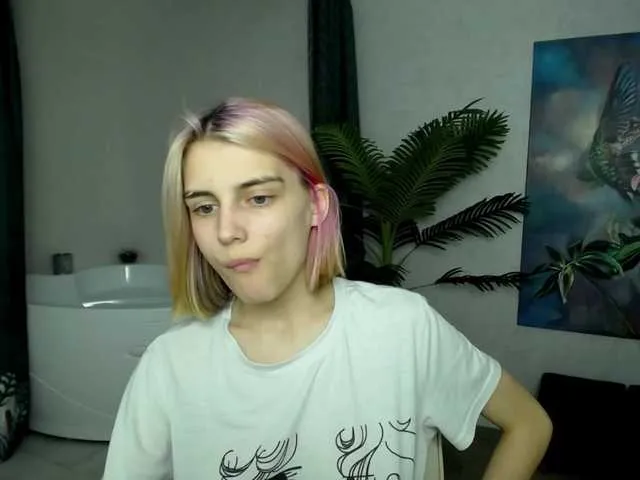 Live sex webcam photo for JuicyeCherry #273593804