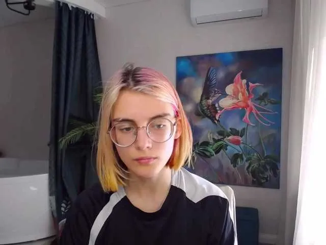 Live sex webcam photo for JuicyeCherry #273633607