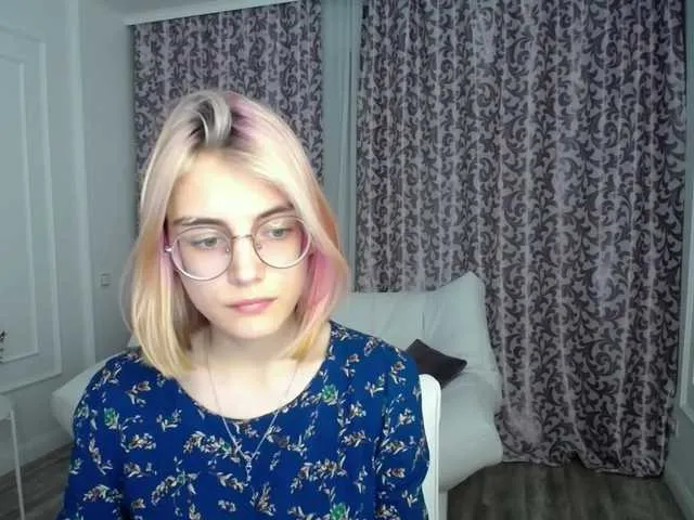 Live sex webcam photo for JuicyeCherry #273647775