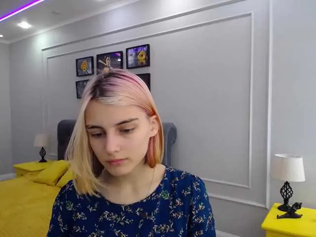 Live sex webcam photo for JuicyeCherry #273653745