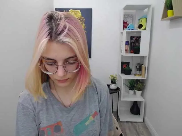 Live sex webcam photo for JuicyeCherry #273662112