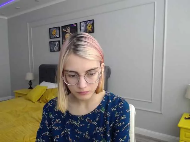 Live sex webcam photo for JuicyeCherry #273721279