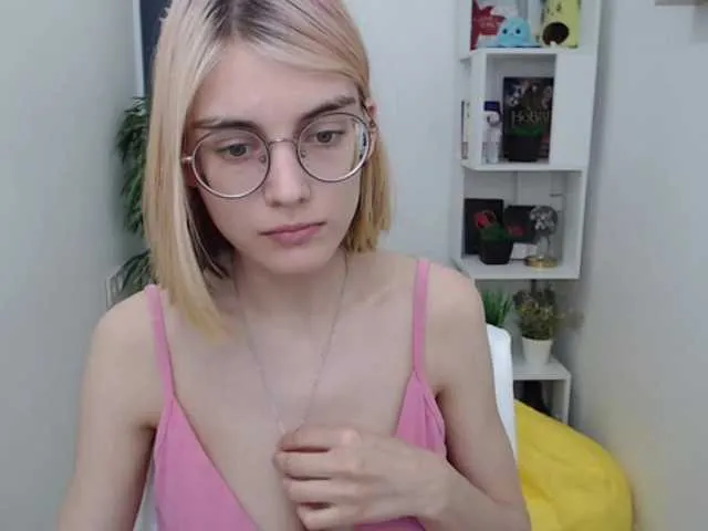 Live sex webcam photo for JuicyeCherry #273743407