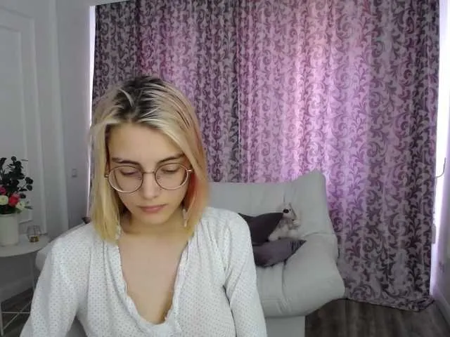 Live sex webcam photo for JuicyeCherry #273783607