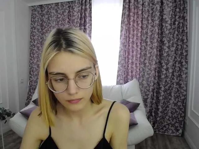 Live sex webcam photo for JuicyeCherry #273866786