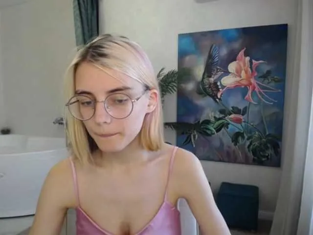 Live sex webcam photo for JuicyeCherry #273898058