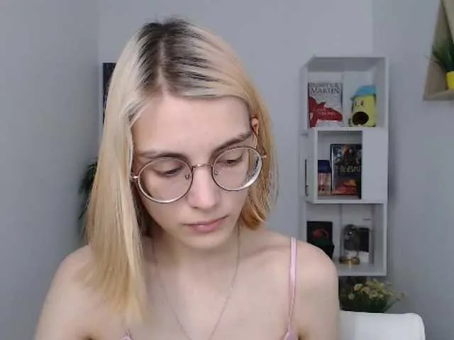 Live sex webcam photo for JuicyeCherry #273926733