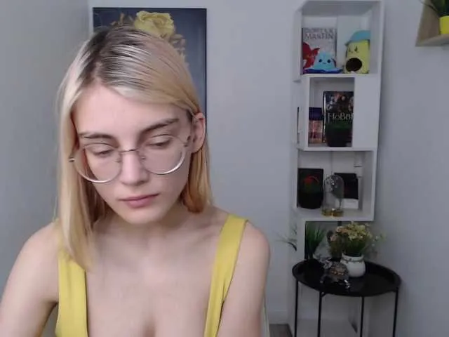 Live sex webcam photo for JuicyeCherry #273938570