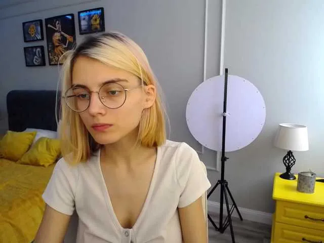 Live sex webcam photo for JuicyeCherry #274040688